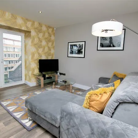 Апартаменти Rowan Tree - Your *