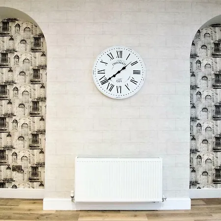 Апартаменти Rowan Tree - Your *